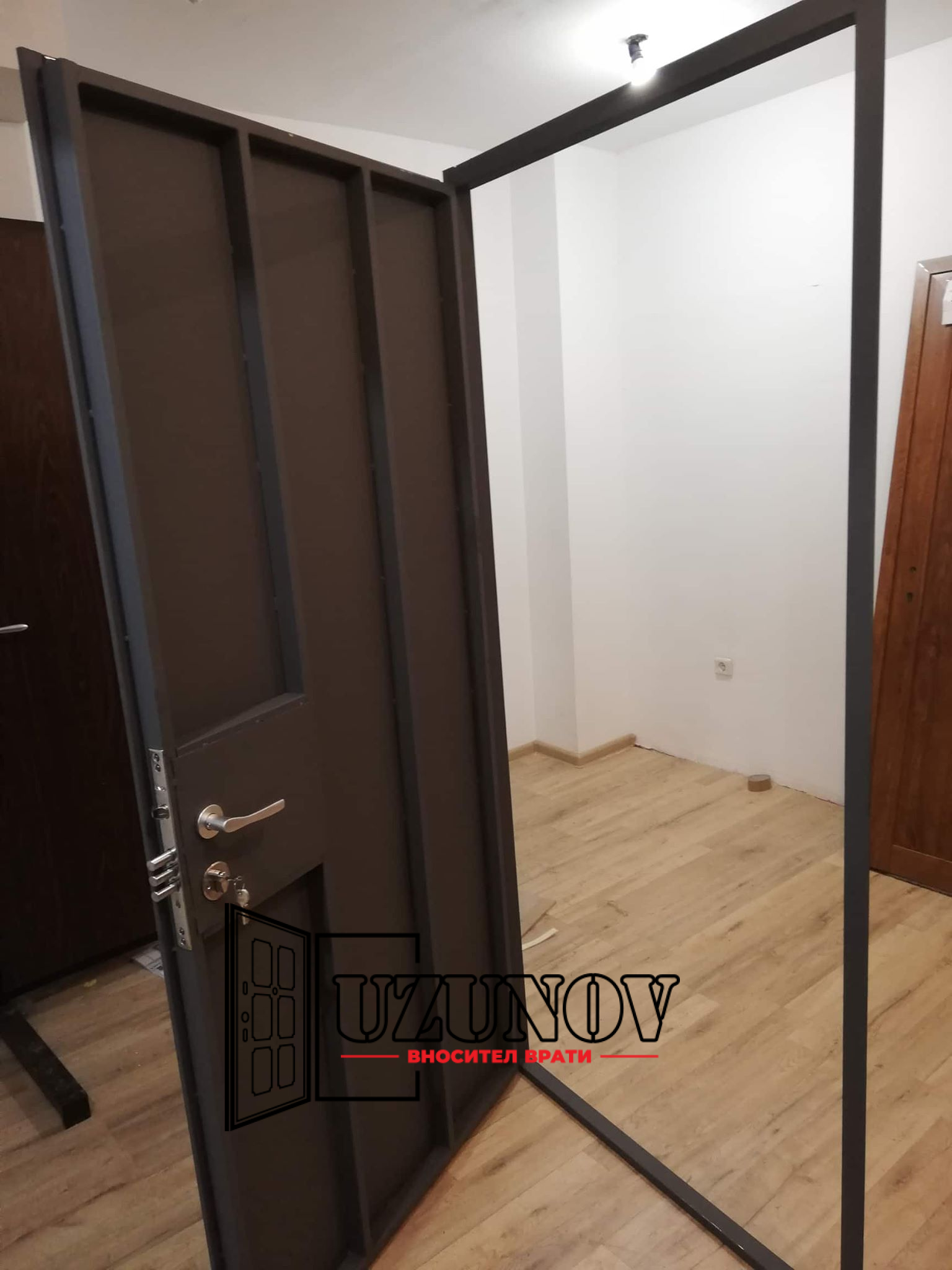 Метална врата за таван в грунд сив Метална врата за таван в грунд сив