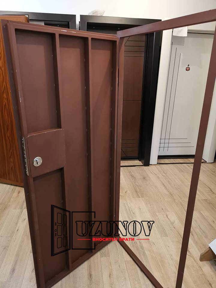 Метални врати за тавани в София от Узунов Метални врати за тавани в София от Узунов